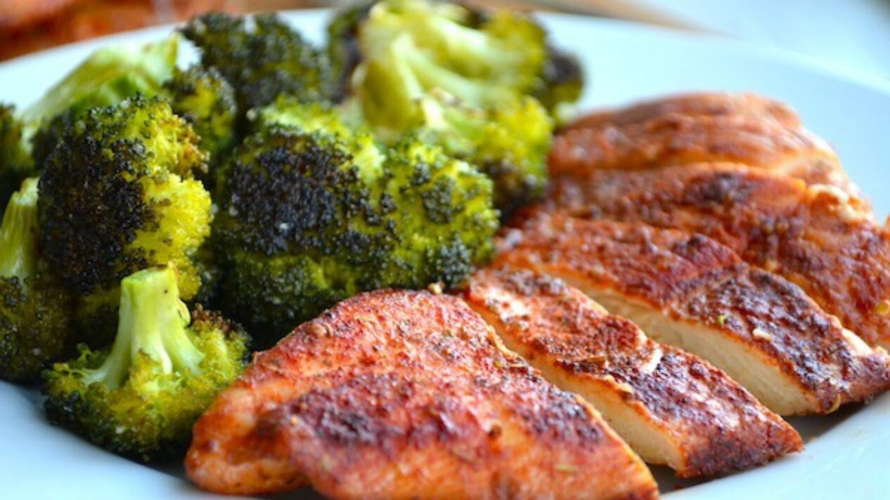 6 yapraklı diyet için brokoli ile tavuk göğsü