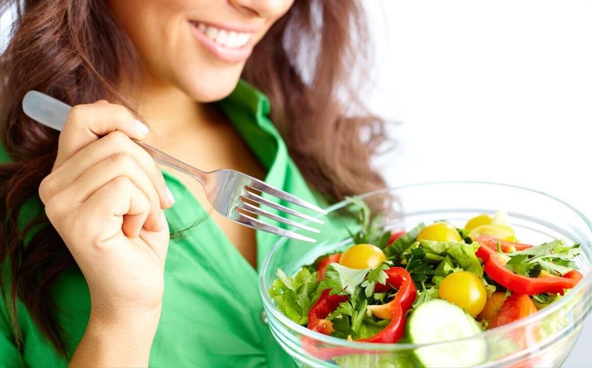 6 yapraklı diyette sebze salatası yiyen kız