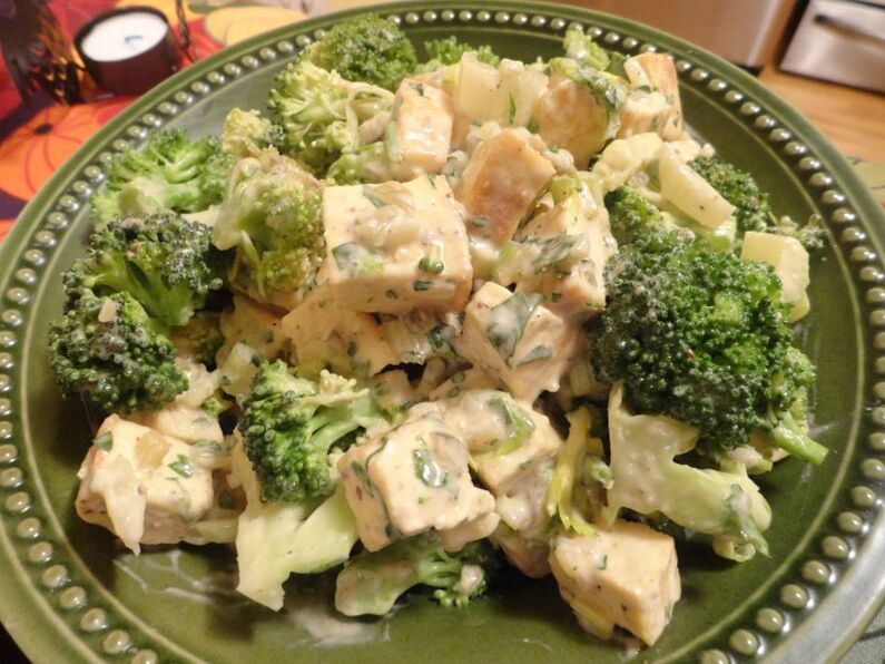 kilo kaybı için brokoli ile tavuk salatası