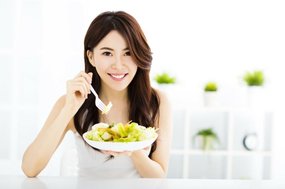 Japon kadın salata yiyor